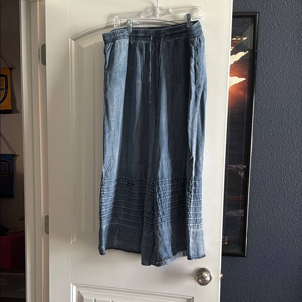 Easel Blue Cropped Pants